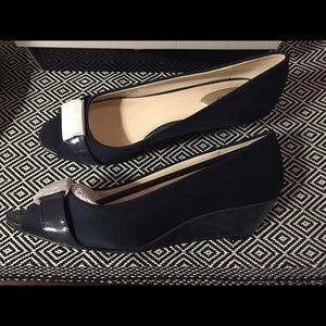 NWT Alfani navy blue peep-toe wedges size 8.5